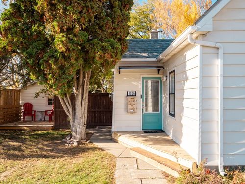 1306 9 St N, House with 2 bedrooms, 1 bathrooms and 2 parking in Lethbridge AB | Card Image