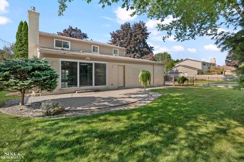 738 Pear Tree Ln, Grosse Pointe Woods, MI, 48236-2725 | Card Image