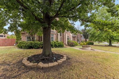 Front of property featuring landscaped front lawn and mature trees | Image 3