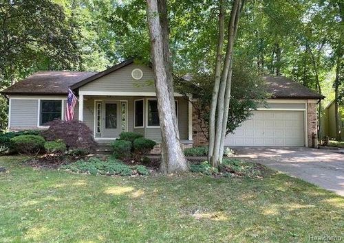 8507 Pineview Lake Dr, Linden, MI, 48451-9765 | Card Image