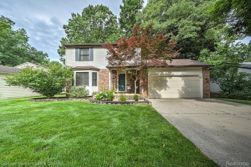 978 Oak Ridge Cir, Brighton, MI, 48116-1723 | Card Image