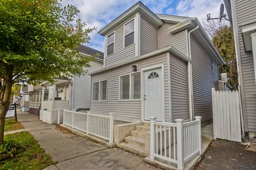 61 Pine St, Holyoke, MA, 01040-4105 | Card Image