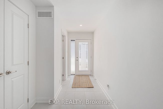 562 Tahoe Hts, House attached with 2 bedrooms, 3 bathrooms and 2 parking in Gloucester ON | Image 4