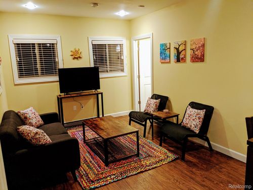 8-89 E Edsel Ford Fwy, Detroit, MI, 48202-3742 | Card Image