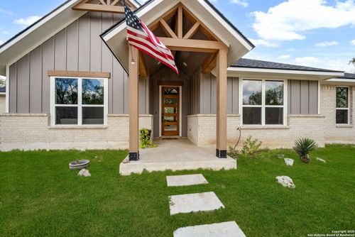 558 County Road 7713, Devine, TX, 78016-4550 | Card Image