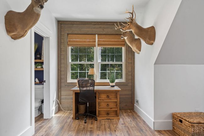 Nook area in upstairs bedroom overlooking barn yard | Image 94