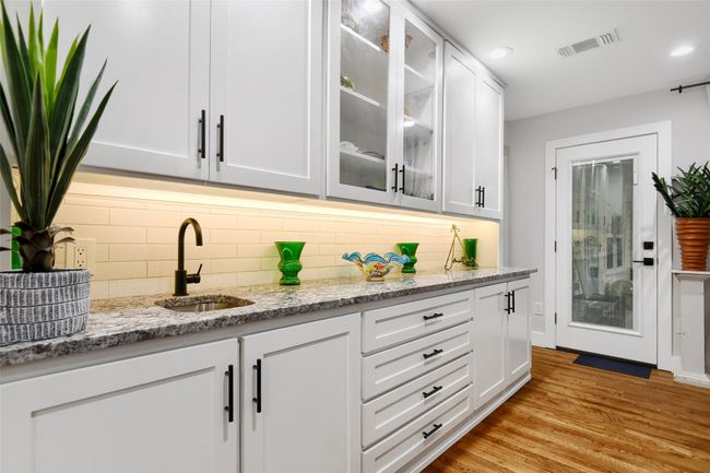 wet bar | Image 9