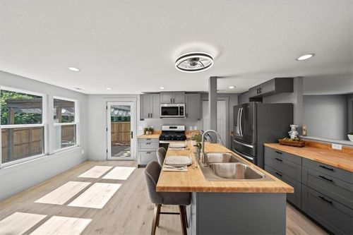 1109 S Woodbury St, Independence, MO, 64050-4725 | Card Image