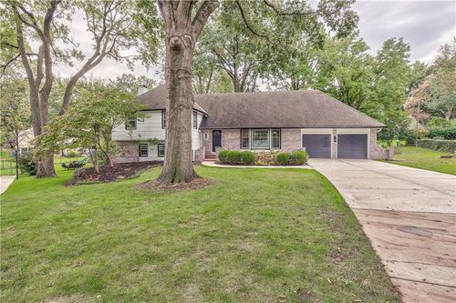 8129 Dearborn Dr, Prairie Village, KS, 66208-4826 | Card Image