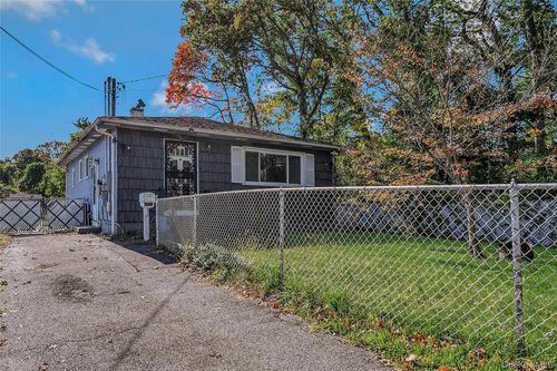 92 Grand Blvd, Wyandanch, NY, 11798-3327 | Card Image