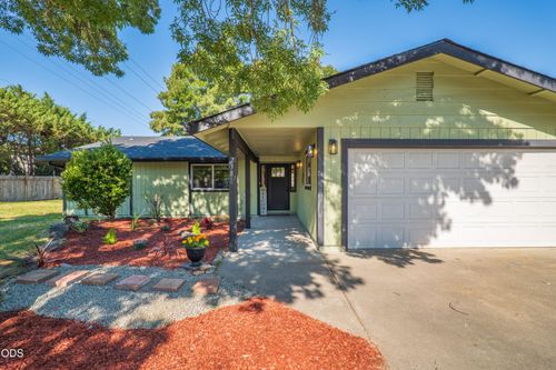 238 Grandview Ln, Grants Pass, OR, 97527-5324 | Card Image