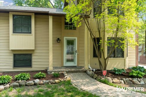 4022 Hazelett Dr, Waterford, MI, 48328-4036 | Card Image