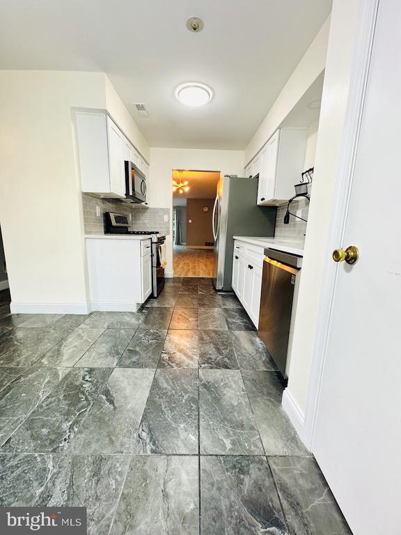 Residential Lease in NEWTOWN 5