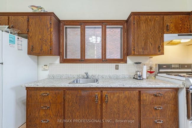 12 O'hara Ave, House attached with 3 bedrooms, 1 bathrooms and 1 parking in Toronto ON | Image 12