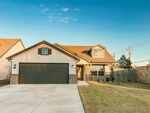 8601 N 76th East Pl, Owasso, OK, 74055-7475 | Card Image