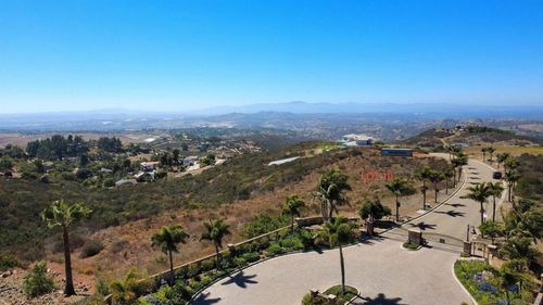 2220 Panoramic Dr, Vista, CA, 92084-2820 | Card Image