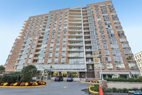 915 Hudson Park, Edgewater, NJ, 07020-1528 | Card Image