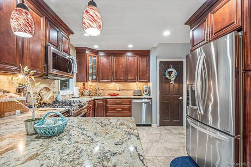 1031 Highland St, Baldwin, NY, 11510-3623 | Card Image