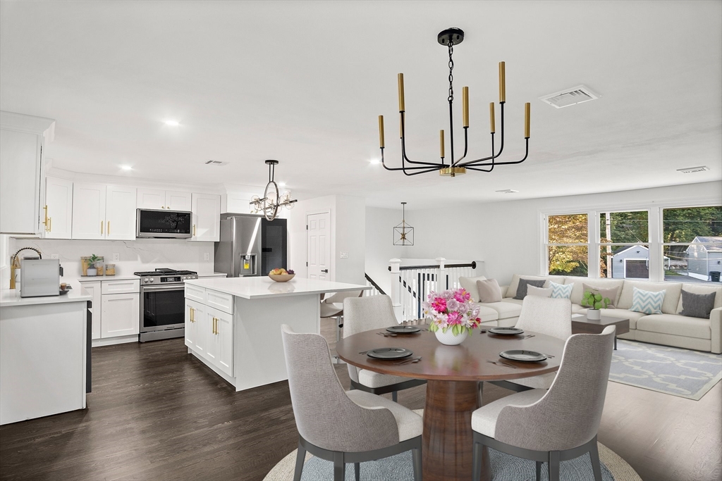 Crabapple Ln, Chelmsford, MA 01824