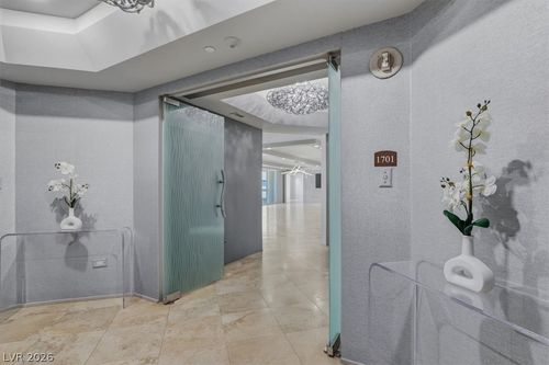 1701-2877 Paradise Rd, Las Vegas, NV, 89109-5271 | Card Image