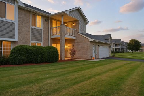 6961 S Rolling Meadows Ct, Oak Creek, WI, 53154-1677 | Card Image