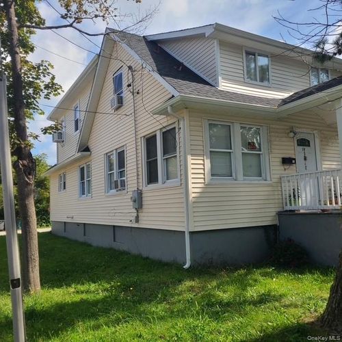 10 Ross Ave, Bay Shore, NY, 11706-6724 | Card Image