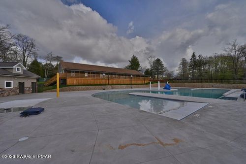 5171 Classic Dr, Tobyhanna, PA, 18466-8113 | Card Image