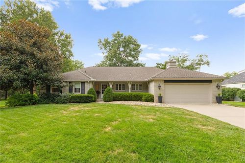8024 Cherokee Ln, Leawood, KS, 66206-1132 | Card Image