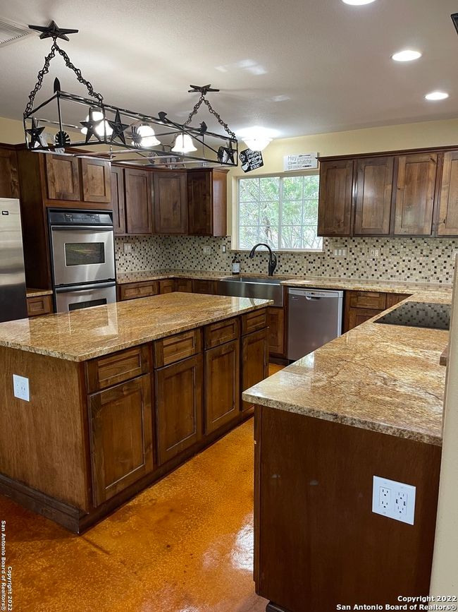 208 Scenic Mountain Dr, House other with 2 bedrooms, 3 bathrooms and null parking in Lakehills TX | Image 7