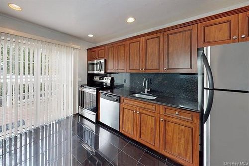 168-168 Irving Ave, Babylon, NY, 11703-3912 | Card Image