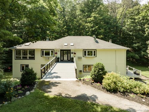 439 Lake Dr, Rhinebeck, NY, 12572-3251 | Card Image