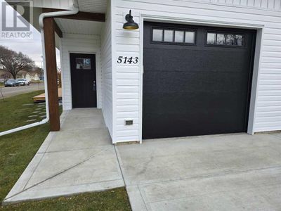 5143 52 St, Home with 2 bedrooms, 2 bathrooms and 2 parking in Lacombe AB | Image 2