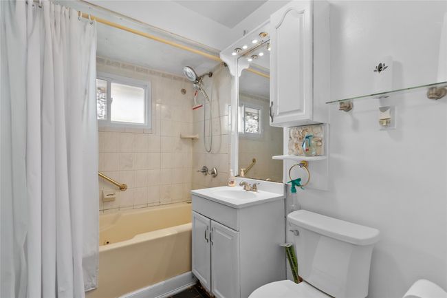 Full bathroom with shower / bath combo, toilet, and vanity | Image 15