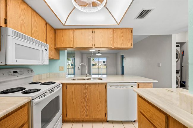 APT-1902 - 12538 Sw Kingsway Cir, Condo with 2 bedrooms, 2 bathrooms and null parking in LAKE SUZY FL | Image 7