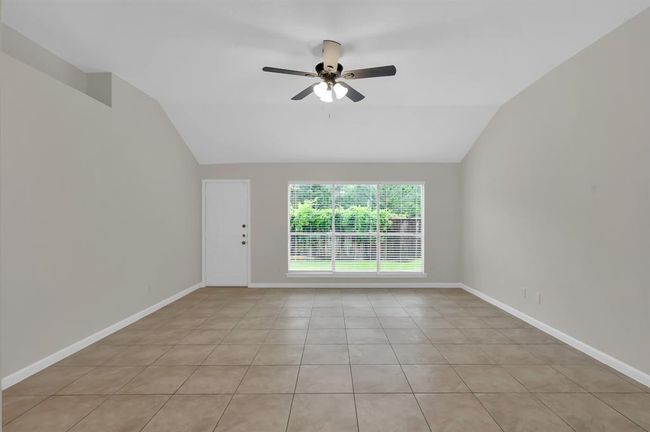 Living area. | Image 9