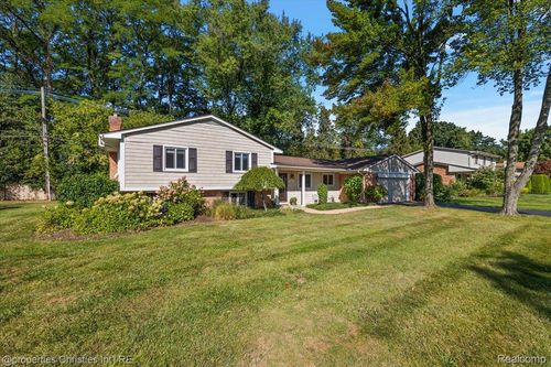 6756 Spruce Dr, Bloomfield Hills, MI, 48301-3056 | Card Image