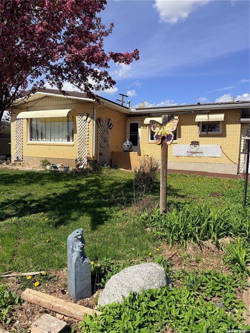 512 Mcnab Street, Burstall, SK, S0N0H0 | Card Image