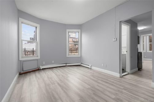 32-28 Van Cortlandt Park Ave, Yonkers, NY, 10705-1560 | Card Image