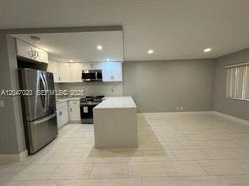 215-500 Village Green Cir W, Palm Springs, FL, 33461-1450 | Card Image