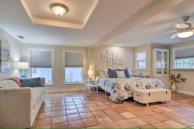 Bigger bedroom w pull out couch | Image 12