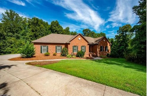 123 Pleasant Dr, Thomasville, NC, 27360-8817 | Card Image