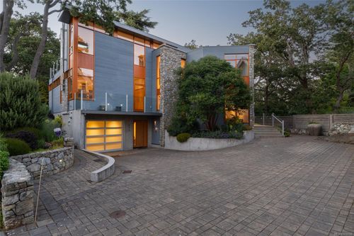 435 Chadwick Pl, Victoria, BC, V8S1H4 | Card Image