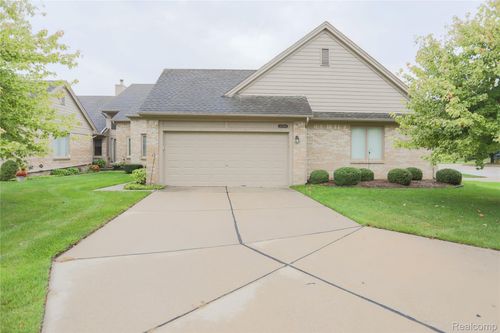 16768 Pearlcreek Ct, Macomb, MI, 48042-1116 | Card Image