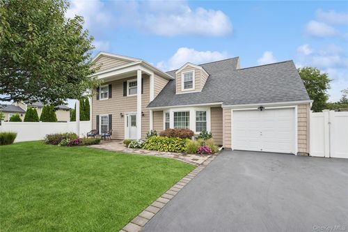 181 Cirrus Rd, Holbrook, NY, 11741-4406 | Card Image