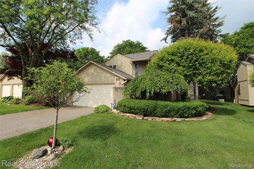 4027 Foxpointe Dr, West Bloomfield, MI, 48323-2601 | Card Image
