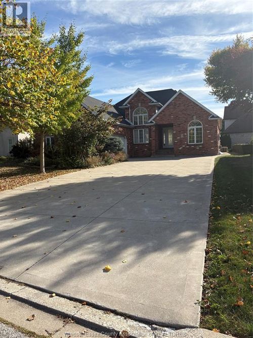 823 Lake Shore Dr, Windsor, ON, N9G2R1 | Card Image