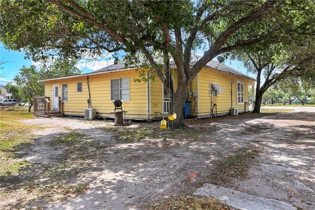 1009 Sinton St, House other with 3 bedrooms, 2 bathrooms and null parking in Sinton TX | Image 4