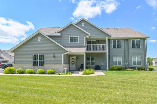 19716942 Stonewall Dr, Jackson, WI, 53037-8617 | Card Image