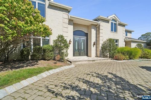 32 Laurie Dr, Englewood Cliffs, NJ, 07632-2222 | Card Image