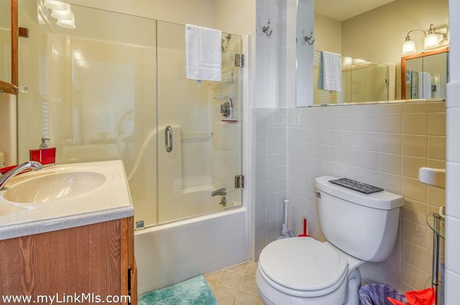 UNIT-1 - 47 E Chop Dr, Condo with 1 bedrooms, 1 bathrooms and null parking in Oak Bluffs MA | Image 6